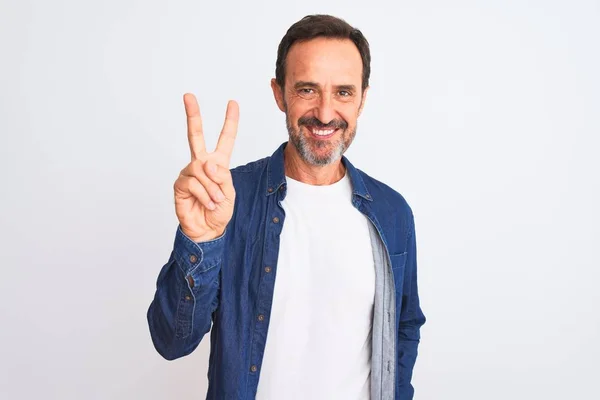 Homem Bonito Meia Idade Vestindo Camisa Jeans Azul Sobre Fundo — Fotografia de Stock