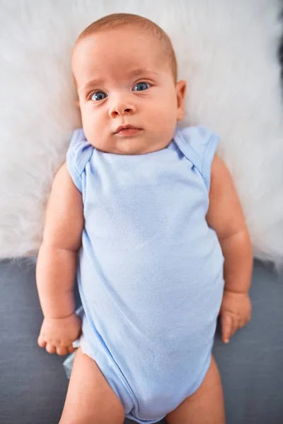 Entzückendes Baby Das Hause Auf Dem Sofa Liegt Neugeborenes Entspannt — Stockfoto