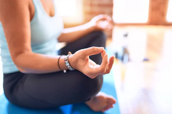 Middelbare Leeftijd Mooie Sporter Zittend Mat Oefenen Yoga Doen Lotus — Stockfoto