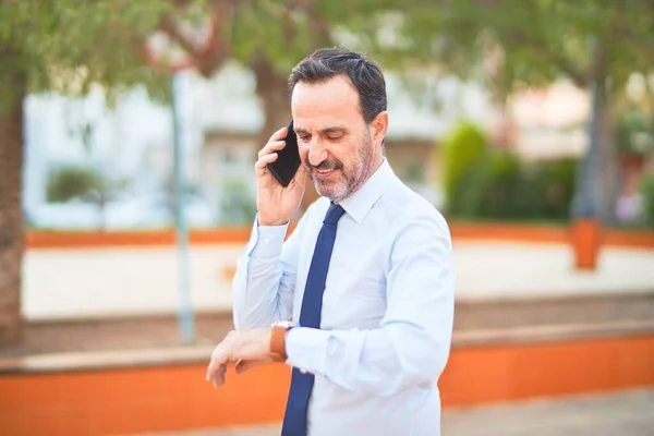 Medioevo Bell Uomo Affari Che Parla Sullo Smartphone Guardando Orologio — Foto Stock