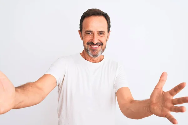 Ein Gutaussehender Mann Mittleren Alters Lässigem Shirt Steht Vor Isoliertem — Stockfoto
