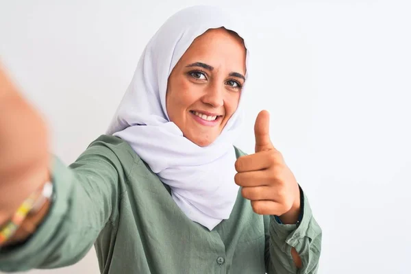 Młoda Arabka Ubrana Hidżab Robi Zdjęcie Selfie Odizolowanym Tle Szczęśliwa — Zdjęcie stockowe