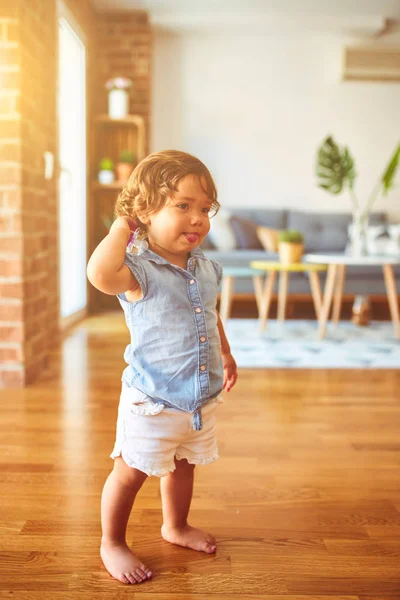 Bella Bambina Bambina Che Indossa Una Camicia Jeans Blu Piedi — Foto Stock