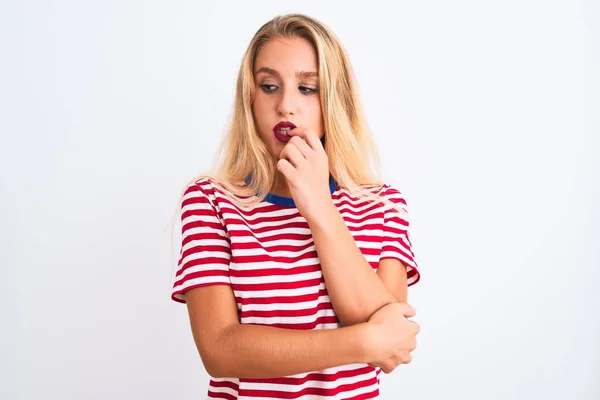 Jovem Mulher Bonita Vestindo Camiseta Listrada Vermelha Sobre Fundo Branco — Fotografia de Stock