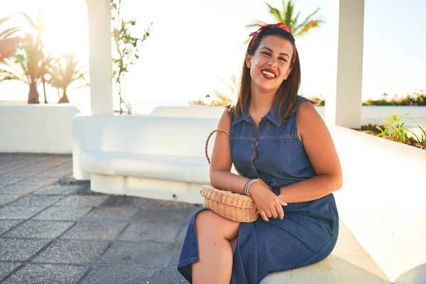 Wanita Cantik Muda Tersenyum Bahagia Duduk Bangku Puerto Cruz Tenerife — Stok Foto