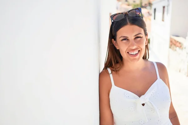 Schönes Mädchen Weiße Wand Gelehnt Junge Freundliche Frau Lächelt Glücklich — Stockfoto