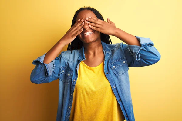 Jeune Femme Afro Américaine Portant Une Chemise Denim Debout Sur — Photo