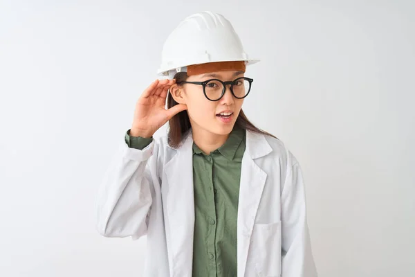 Jonge Chinese Ingenieur Vrouw Dragen Jas Helm Bril Geïsoleerde Witte — Stockfoto