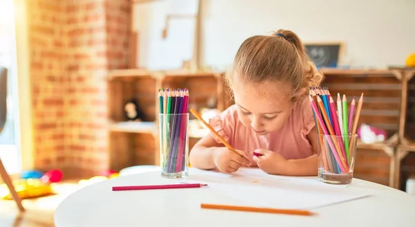 Όμορφη Ξανθιά Κοριτσάκι Ζωγραφίζει Χρωματιστά Μολύβια Στο Νηπιαγωγείο — Φωτογραφία Αρχείου