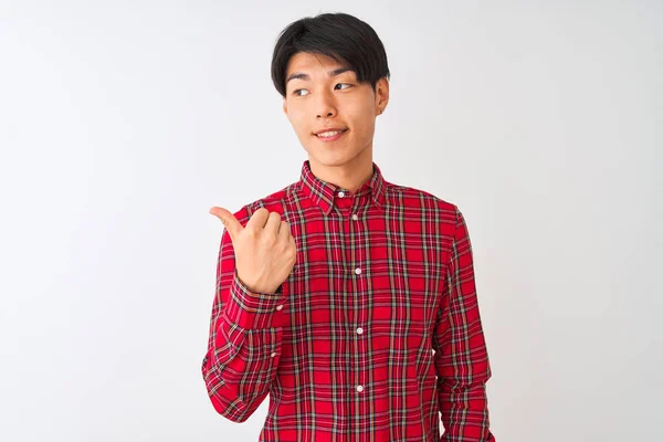 Jeune Homme Chinois Portant Une Chemise Rouge Décontractée Debout Sur — Photo