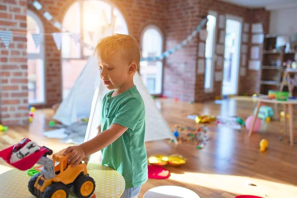 Entzückendes Blondes Kleinkind Spielt Kindergarten Jede Menge Spielzeug — Stockfoto