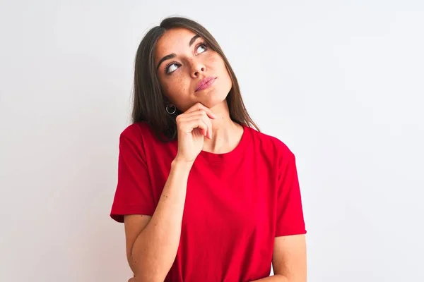 Fiatal Gyönyörű Piros Alkalmi Pólót Visel Elszigetelt Fehér Háttér Felett — Stock Fotó