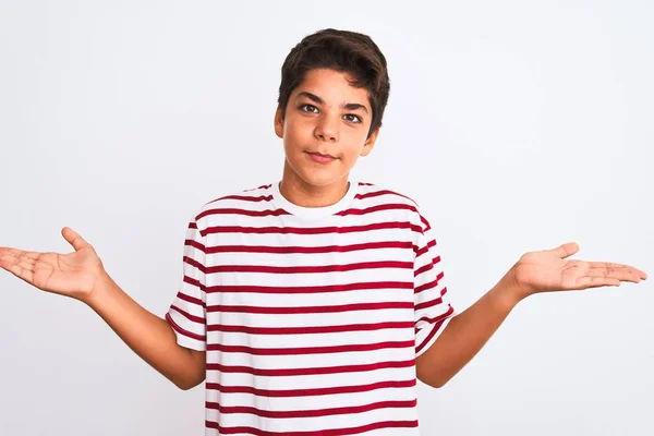 白い隔絶された背景の上に立つハンサムな10代の少年は 腕と手で提起された混乱した表現 疑いの概念 — ストック写真