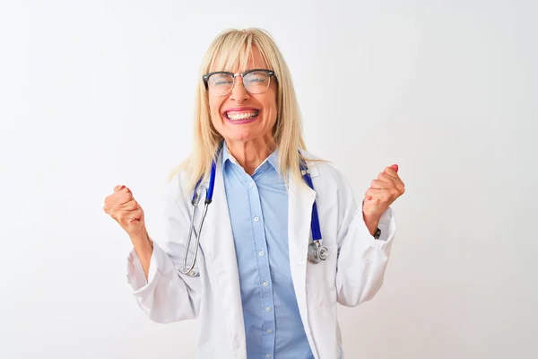 Médico Meia Idade Mulher Usando Óculos Estetoscópio Sobre Fundo Branco — Fotografia de Stock