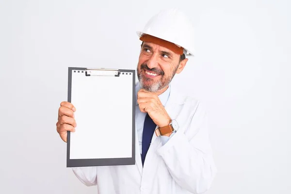 Ingeniero Senior Con Casco Seguridad Sujetando Portapapeles Sobre Fondo Blanco — Foto de Stock