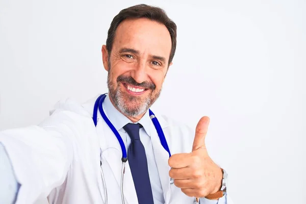 Steteskop Takan Orta Yaşlı Bir Doktor Izole Edilmiş Beyaz Arka — Stok fotoğraf