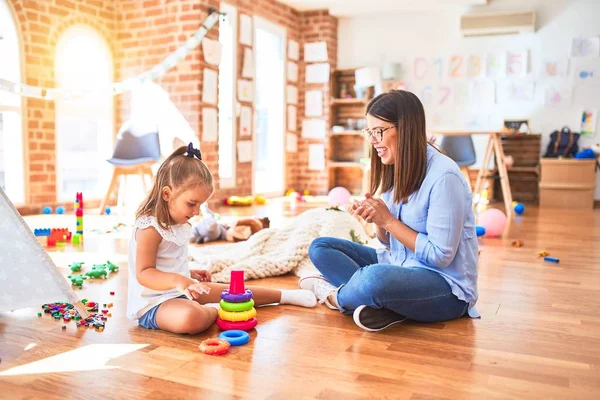 Kaukasische Mädchen Spielen Und Lernen Der Schule Mit Einer Lehrerin — Stockfoto