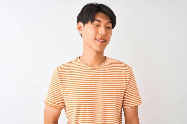 Mladý Číňan Sobě Ležérní Pruhované Tričko Stojící Nad Izolovaným Bílým — Stock fotografie