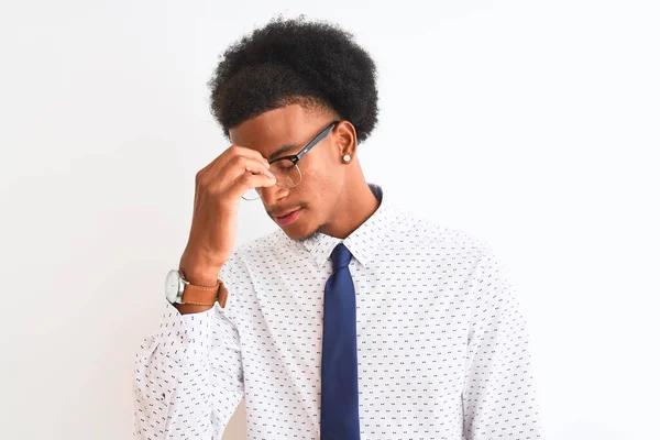 年轻的非洲商人 戴着领带和眼镜 戴在孤立的白色背景上 疲倦地揉揉鼻子和眼睛 感到疲倦和头痛 压力和挫败感概念 — 图库照片