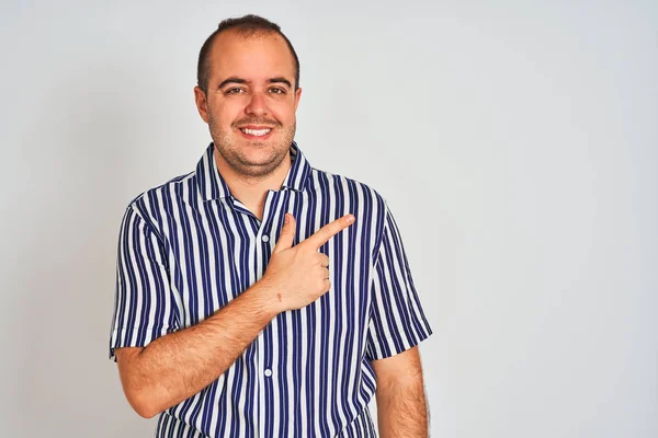 Joven Con Camisa Rayas Azules Pie Sobre Fondo Blanco Aislado —  Fotos de Stock