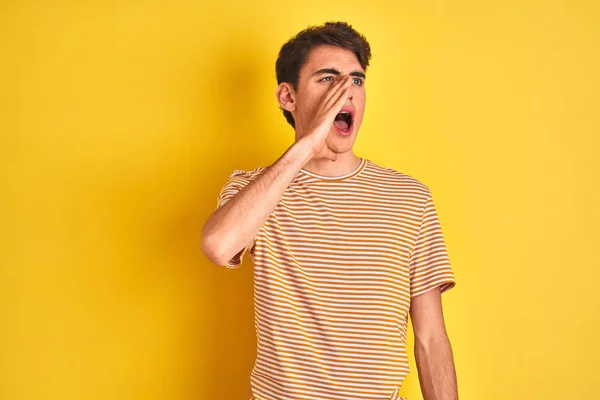 Έφηβος Που Φορούσε Κίτρινο Μπλουζάκι Πάνω Από Απομονωμένο Φόντο Φωνάζοντας — Φωτογραφία Αρχείου