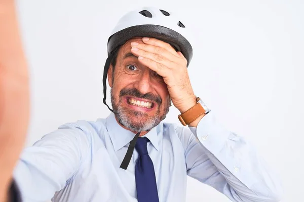 Hombre Negocios Mediana Edad Con Casco Bicicleta Hacer Selfie Sobre — Foto de Stock