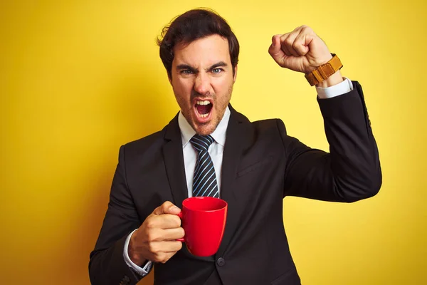 Junger Gutaussehender Geschäftsmann Trinkt Rote Tasse Kaffee Vor Isoliertem Gelben — Stockfoto