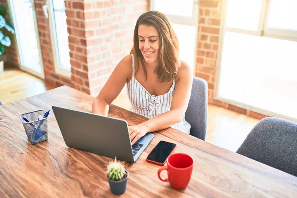 Jovem Mulher Negócios Bonita Trabalhando Usando Laptop Casa Escritório Sorrindo — Fotografia de Stock