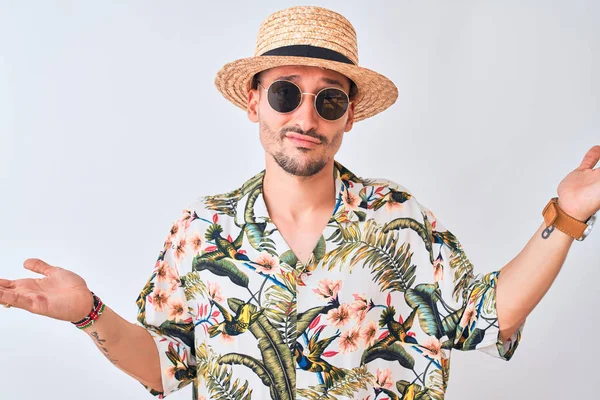 Homem Bonito Jovem Vestindo Camisa Havaiana Chapéu Verão Sobre Fundo — Fotografia de Stock