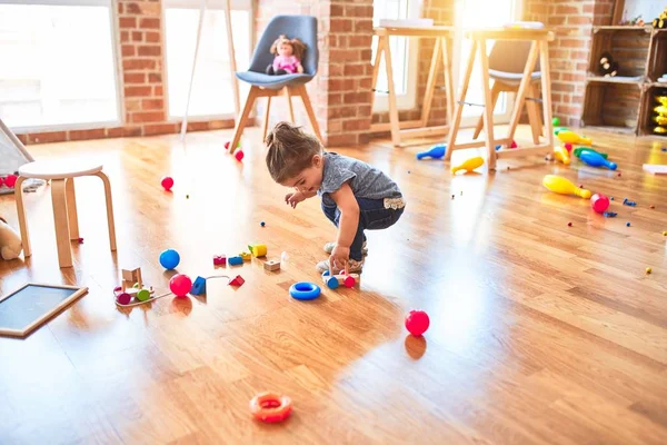 Schönes Kleinkind Spielt Kindergarten Mit Holzklötzen Beim Eisenbahnbau — Stockfoto