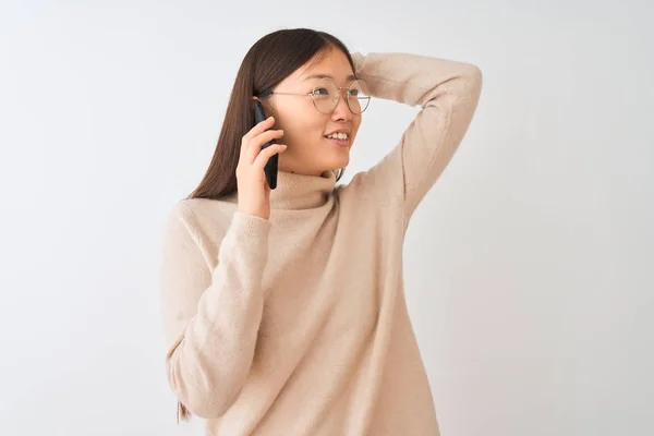 Mladá Číňanka Mluví Smartphonu Přes Izolované Bílé Pozadí Úsměvem Jistý — Stock fotografie