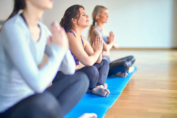 Joven Hermoso Grupo Deportistas Practicando Yoga Gimnasio — Foto de Stock