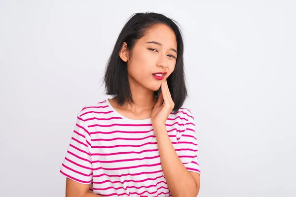 Jonge Chinese Vrouw Draagt Gestreepte Shirt Staan Geïsoleerde Witte Achtergrond — Stockfoto
