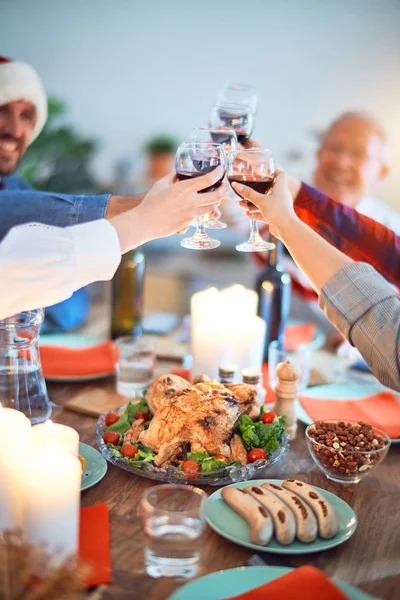 Schöne Familie Mit Weihnachtsmann Hut Treffen Lächelnd Glücklich Und Zuversichtlich — Stockfoto