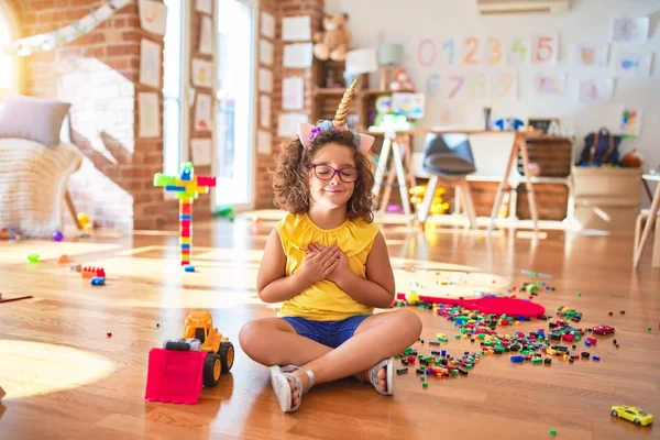 Schöne Kleinkind Mit Brille Und Einhorn Diadem Auf Dem Boden — Stockfoto