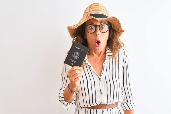Mujer Turista Mayor Con Gafas Sombrero Con Pasaporte Sobre Fondo —  Fotos de Stock