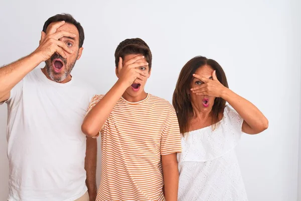 Familia Tres Hijos Madre Padre Hijo Pie Sobre Fondo Blanco — Foto de Stock