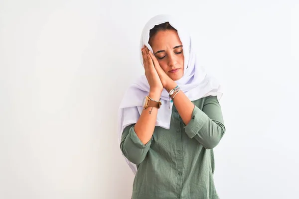 Jovem Bela Mulher Árabe Vestindo Hijab Muçulmano Tradicional Sobre Fundo — Fotografia de Stock