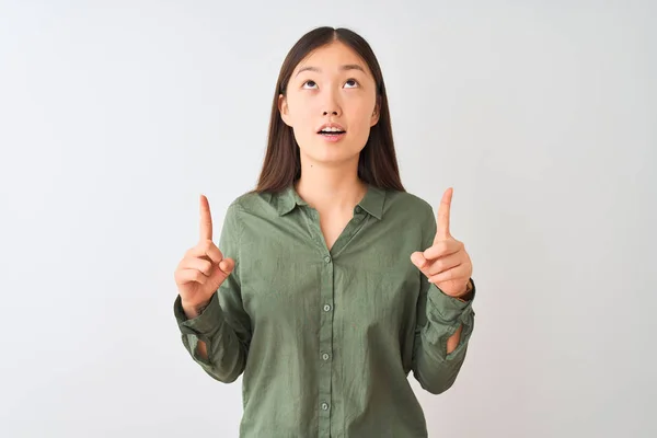 Mulher Chinesa Jovem Vestindo Camisa Verde Casual Sobre Fundo Branco — Fotografia de Stock