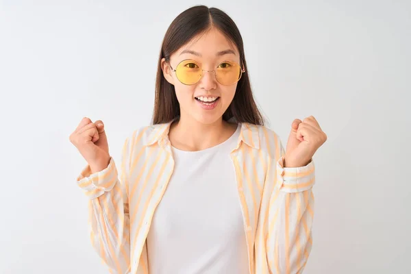 Joven Mujer China Con Camisa Rayas Gafas Sobre Fondo Blanco — Foto de Stock