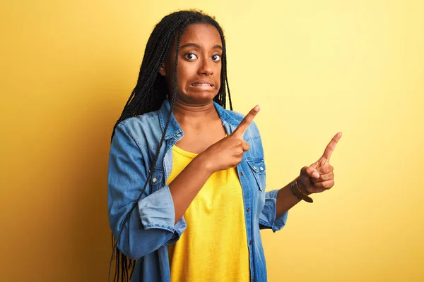 Mujer Afroamericana Joven Con Camisa Mezclilla Pie Sobre Fondo Amarillo —  Fotos de Stock