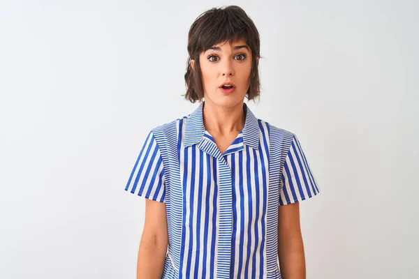 Jovem Mulher Bonita Vestindo Camisa Listrada Azul Sobre Fundo Branco — Fotografia de Stock