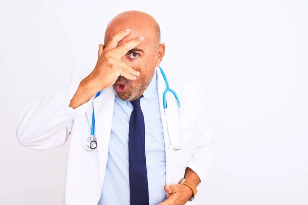 Orta Yaşlı Doktor Steteskop Kravat Takıyor Zole Edilmiş Beyaz Arka — Stok fotoğraf