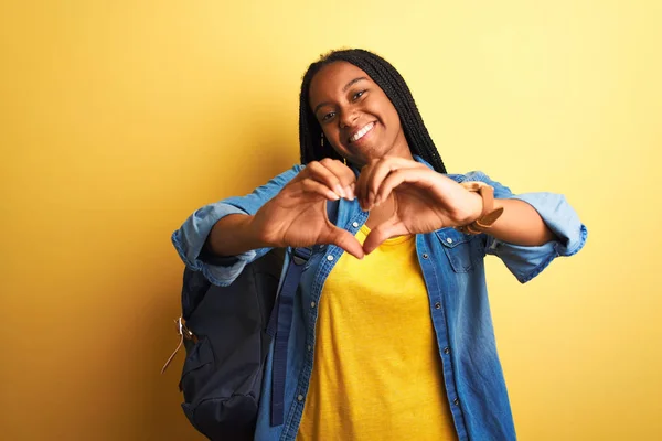 Africká Americká Studentka Nosí Batoh Stojící Nad Izolovaným Žlutým Pozadím — Stock fotografie