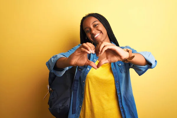 Étudiante Afro Américaine Portant Sac Dos Debout Sur Fond Jaune — Photo