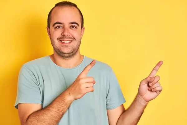 Junger Mann Grünem Lässigem Shirt Steht Lächelnd Über Gelbem Hintergrund — Stockfoto