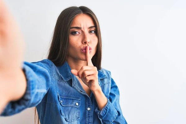 Mulher Bonita Vestindo Camisa Jeans Fazer Selfie Por Câmera Sobre — Fotografia de Stock