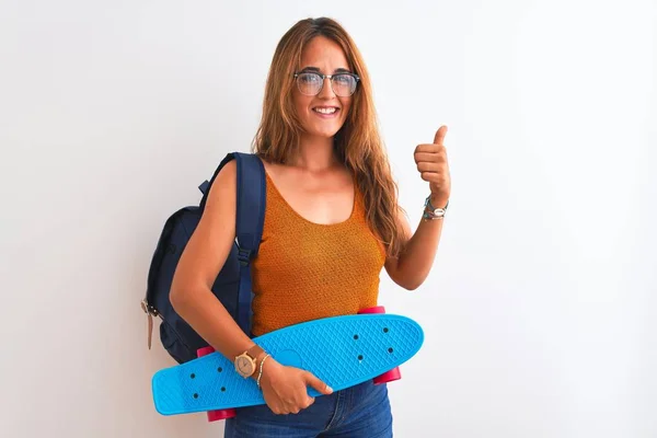 Jonge Roodharige Student Vrouw Dragen Rugzak Skateboard Geïsoleerde Achtergrond Blij — Stockfoto