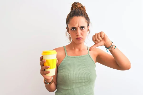 Junge Schöne Rothaarige Frau Trinkt Kaffee Zum Mitnehmen Vor Isoliertem — Stockfoto