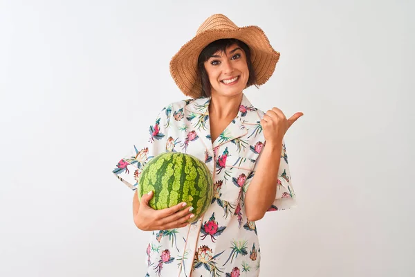 Kvinna Semester Bär Sommar Hatt Håller Vattenmelon Över Isolerad Vit — Stockfoto